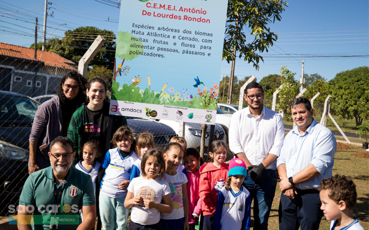 Mini Floresta Urbana: Escola de São Carlos Transforma Espaço Escolar com Projeto Inédito
