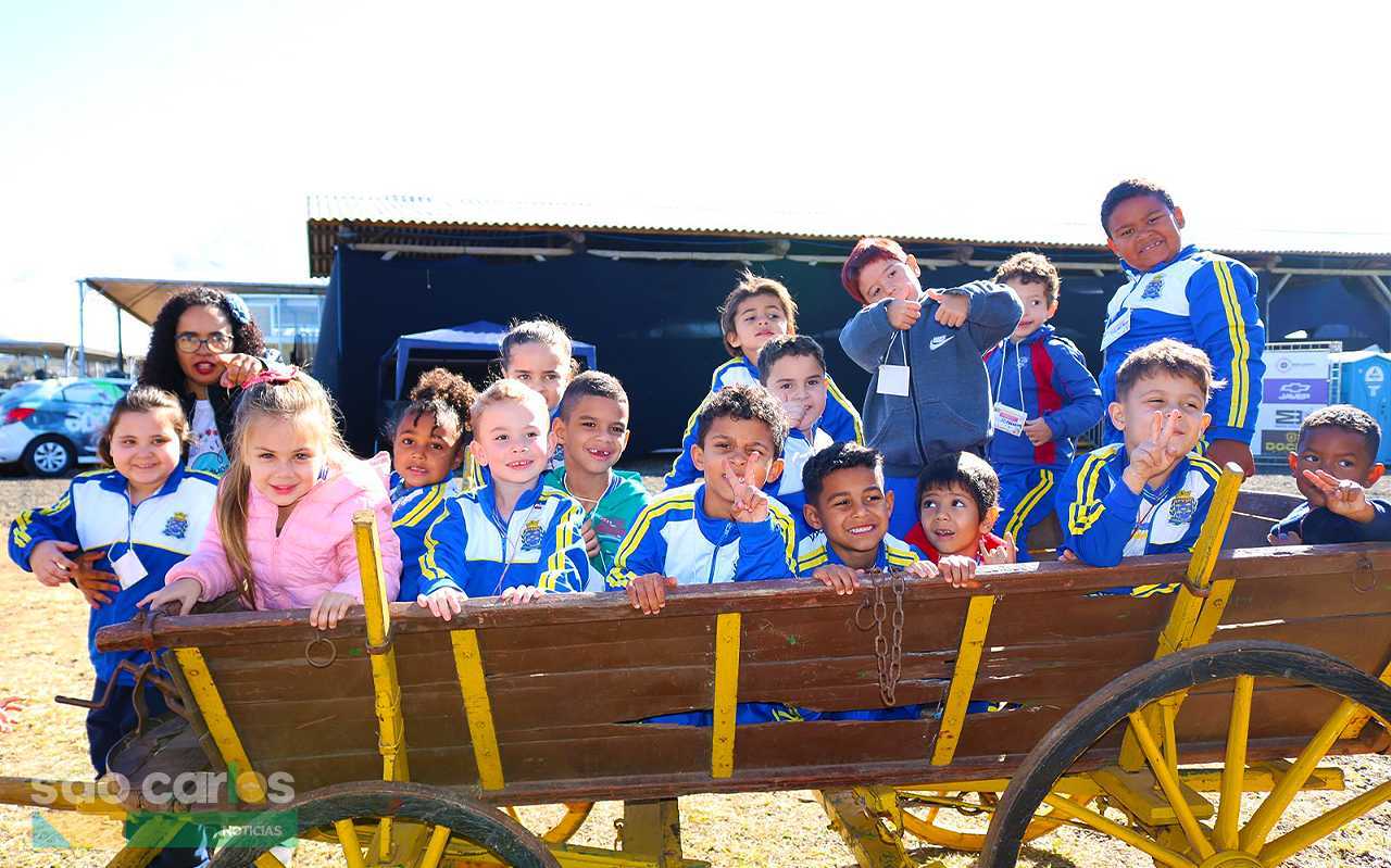 Alunos de escolas municipais e instituições participam de ação inclusiva na Fazendinha do Top Ranch em São Carlos