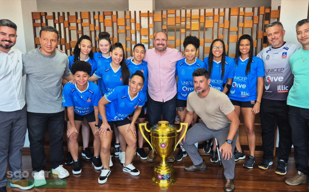 ATLETAS BICAMPEÃS DA ASF/UNICEP SÃO CARLOS SÃO RECEBIDAS NO PAÇO MUNICIPAL