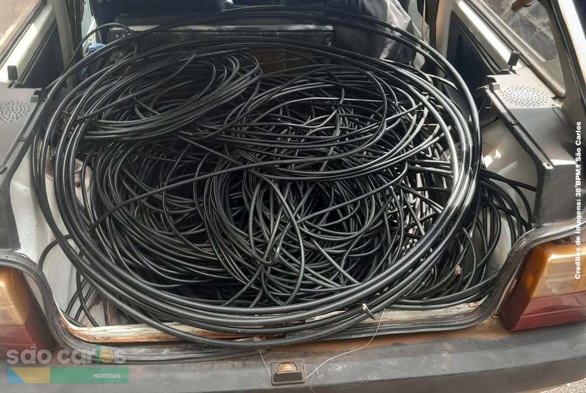 Flagrante em São Carlos: Homens são detidos FURTANDO FIOS DO POSTE em estrada rural próxima à Electrolux