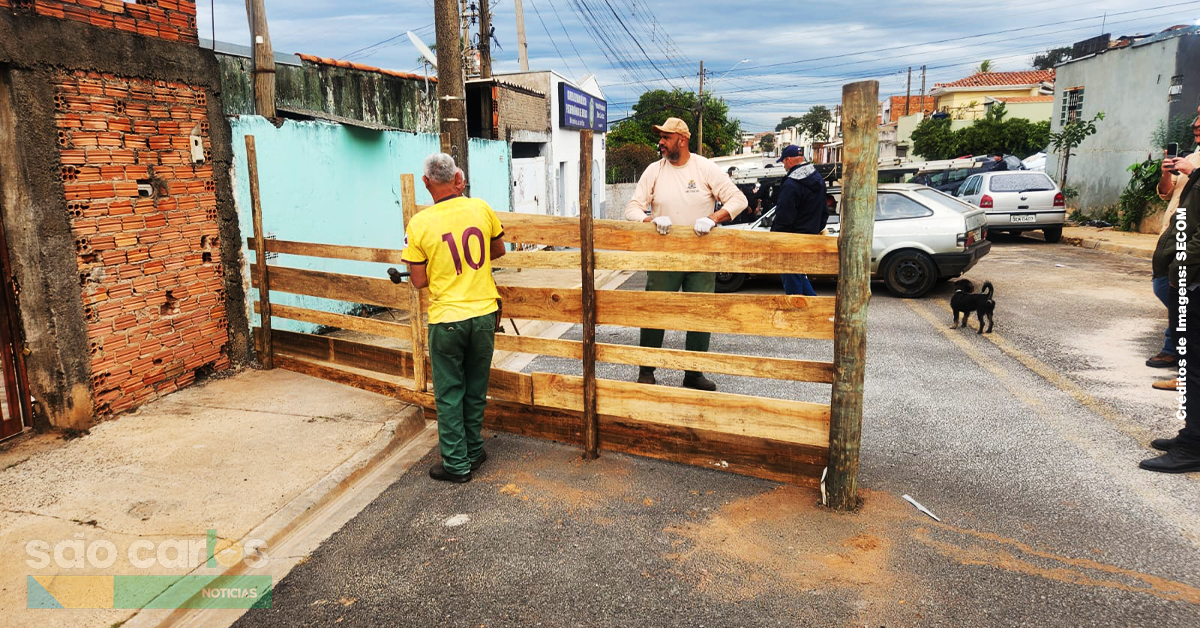Fiscalização em São Carlos remove bloqueios e demole obras irregulares