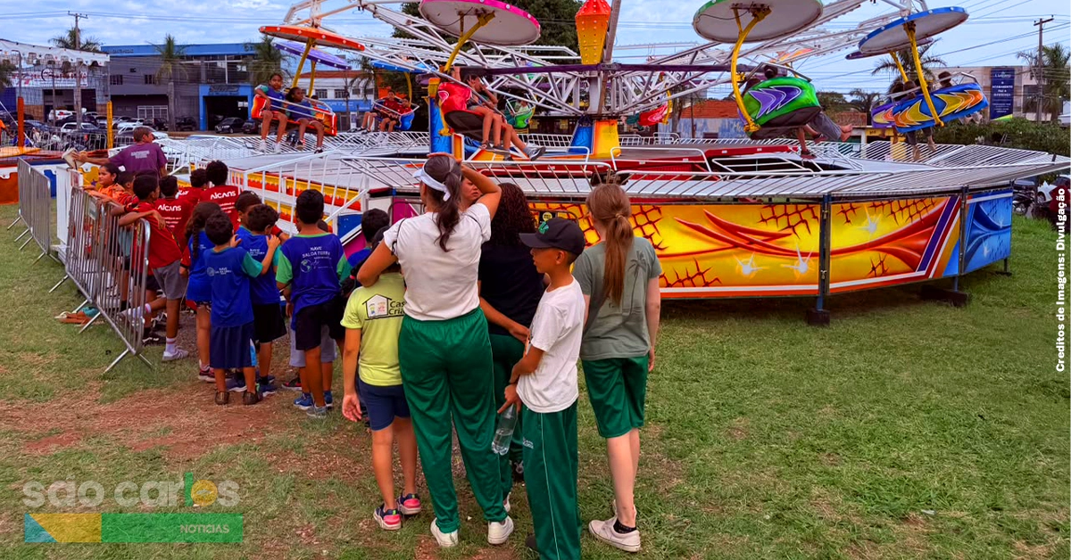 Fundo Social São Carlos 2026: 500 crianças visitam parque de diversões